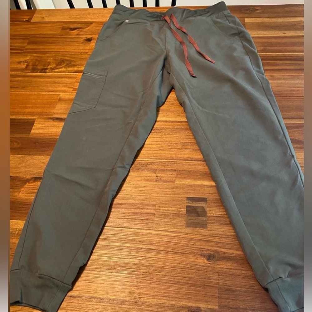 Figs Zamora Jogger Scrubs- size M Bonsai color